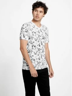 New 🛒 Guess Factory Lennard Floral V-Neck Tee for men 😉